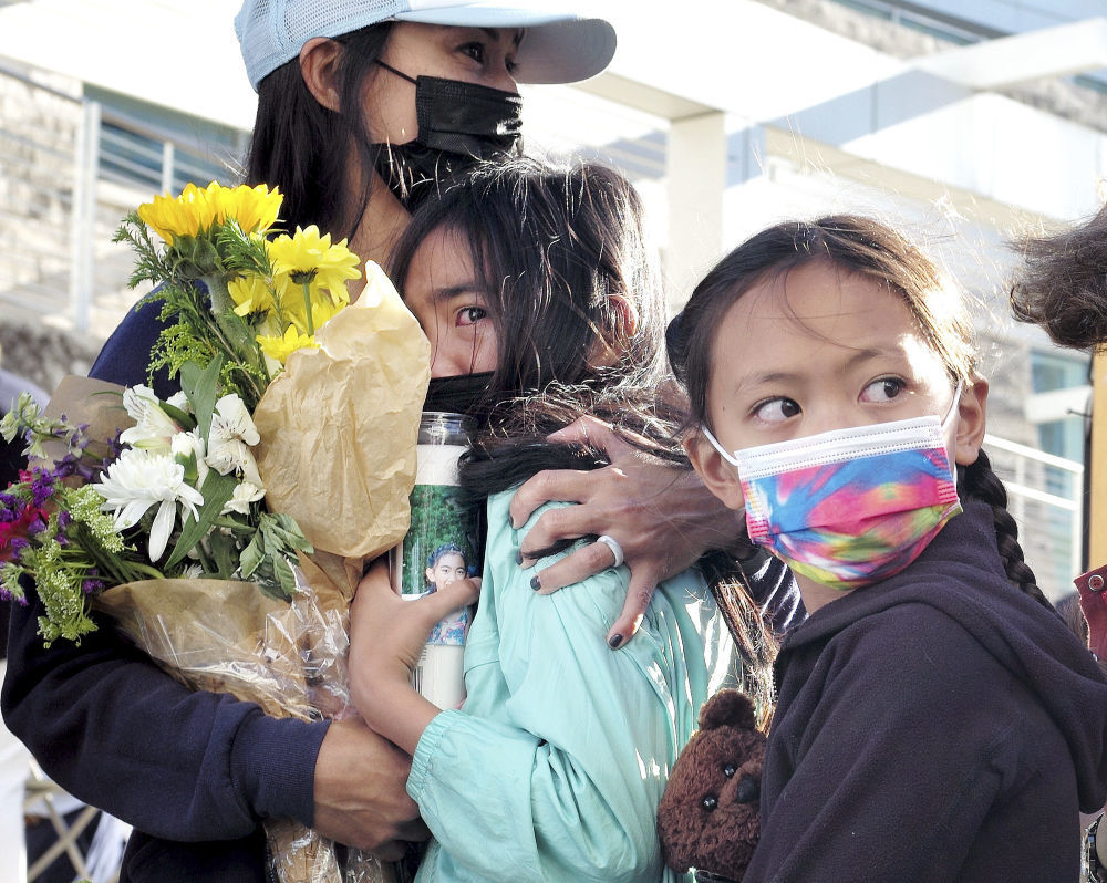 ↑2021年5月27日,遇难者亲属在美国加利福尼亚州圣何塞参加枪击事件遇难者悼念仪式。2021年5月26日,当地发生枪击事件造成9人死亡,枪手在案发现场自杀身亡。新华社记者 吴晓凌 摄