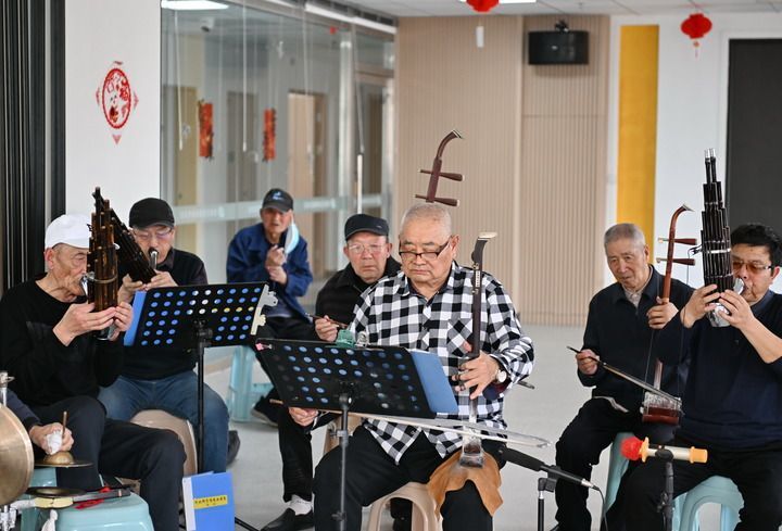 2025年3月25日，老人在雄安新区容西第一养老驿站排练戏曲。新华社记者 牟宇 摄