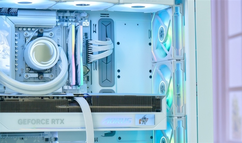 纯白搭配二次元!技嘉B850 AORUS ELITE-P ICE雕妹主板装机体验