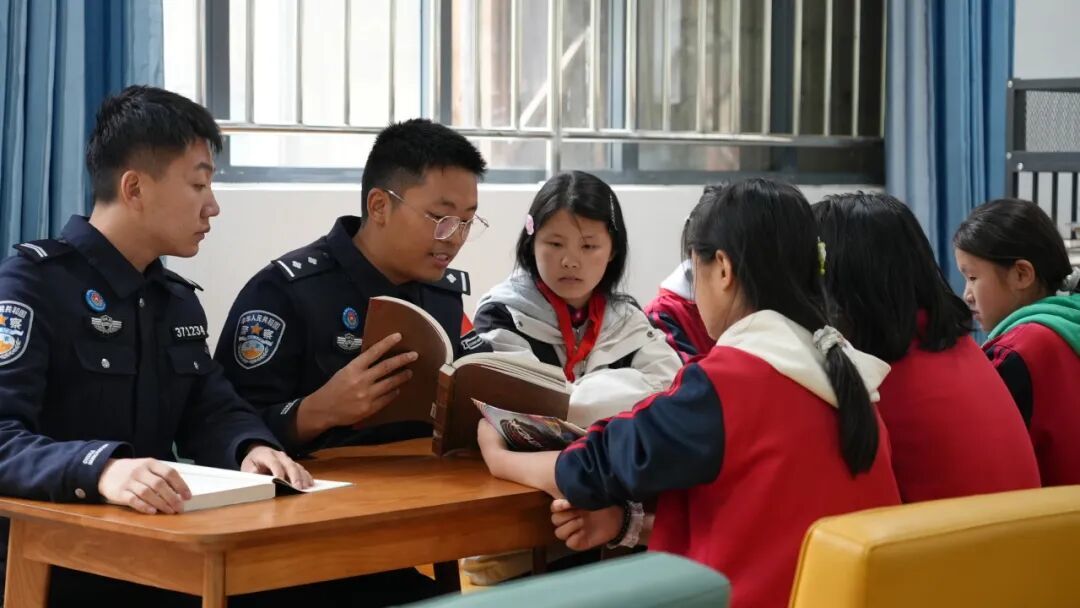 独龙江边境派出所民警走进校园，为孩子们开展阅读伴学活动，用书香陪伴成长。