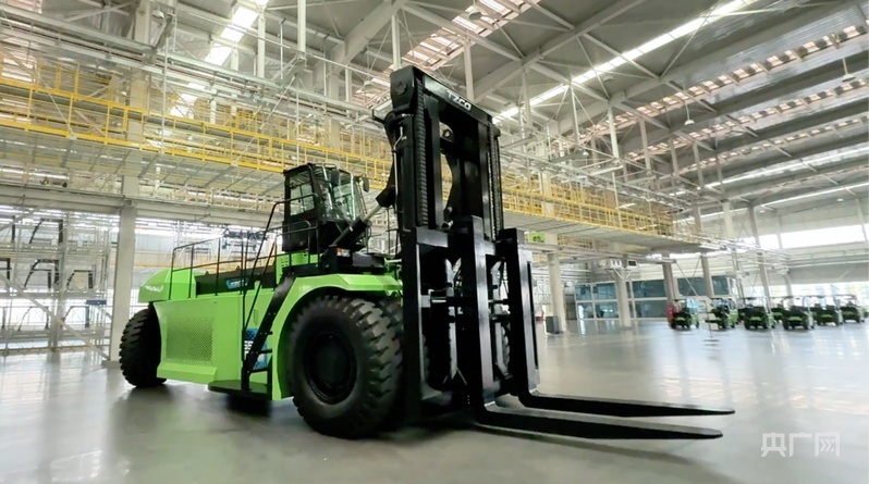 全球最大65吨级锂电平衡重叉车(央广网记者 张晋鹏 摄）