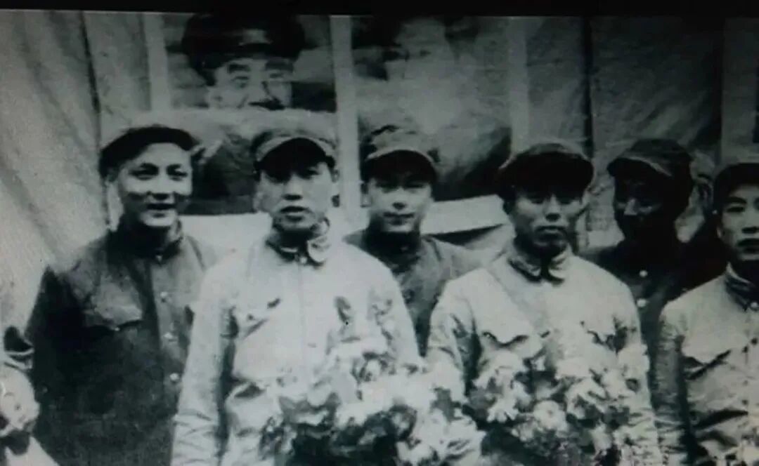 ◆1951年，吴岱副（左一）、江拥辉（左三）欢送郭忠田（左二）出席第三届世界青年与学生和平联欢节、徐恒禄参加国庆观礼、赵连山（左四）归国作巡回报告。