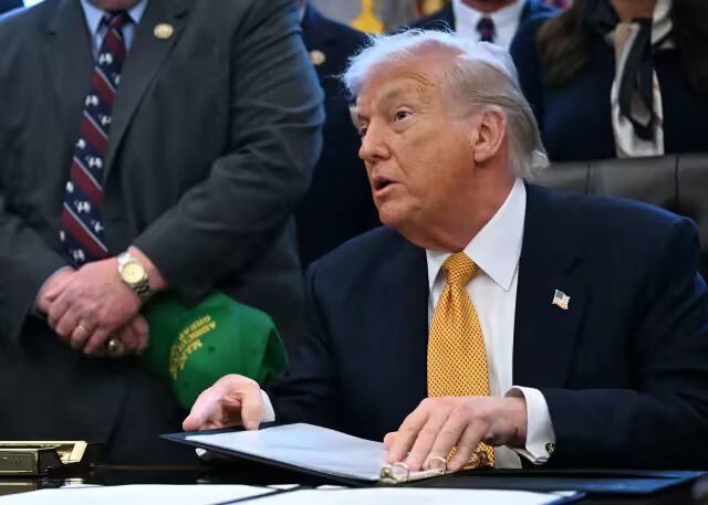 唐纳德·特朗普总统周三在白宫椭圆形办公室签署法案前发表讲话。