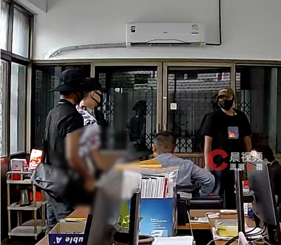 △绑匪持枪闯入办公室。