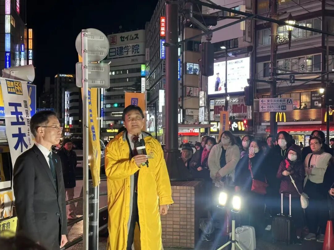 ◆1月22日，国民民主党代表玉木雄一郎在东京池袋西口附近举行演讲。（摄影：关珺冉）