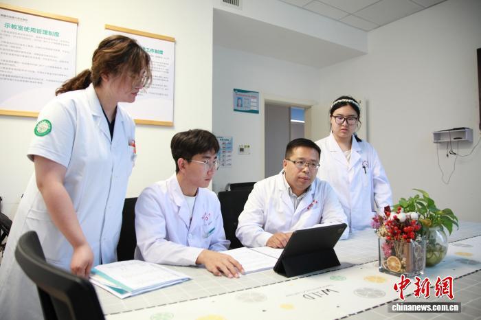 山西省援疆医疗专家在第六师医院开展病例研讨,通过传帮带培育本土医疗人才,提升受援地医护诊疗能力。杜仪 摄