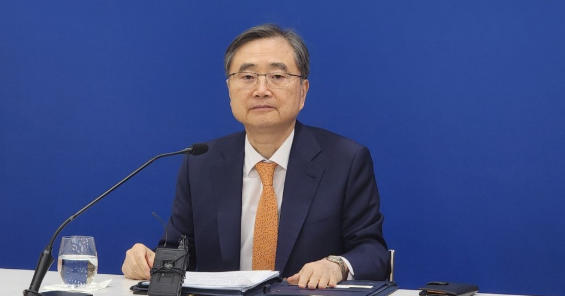 韩国外长赵显在韩国驻美使馆举行记者会 韩联社