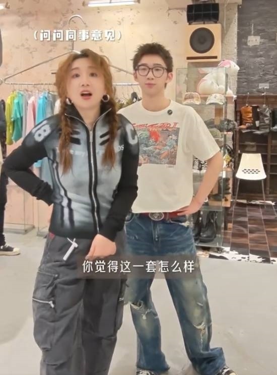 傅首尔晒17岁儿子逛街日常 多乐身高近180cm 母子相处像姐弟