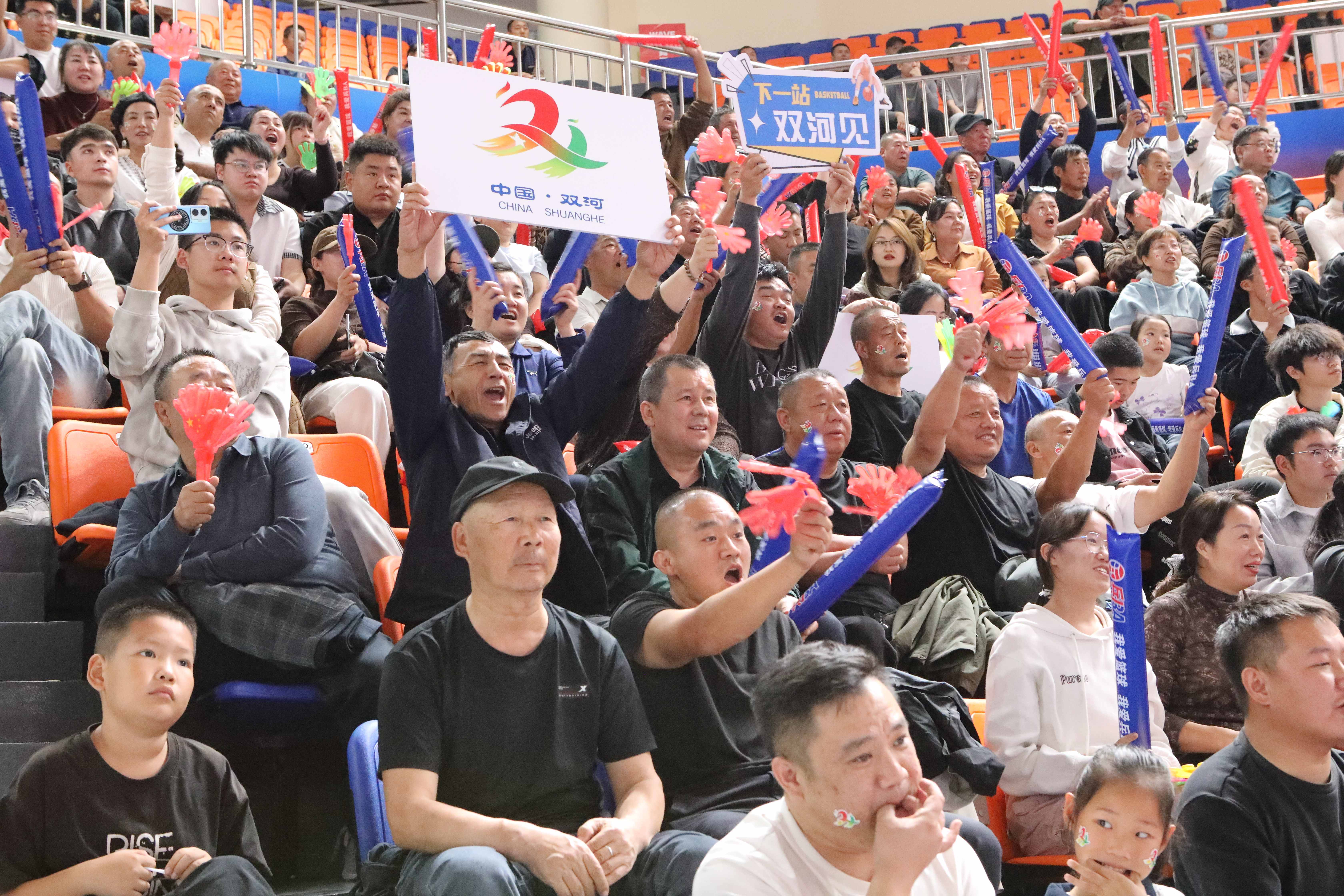 观众热情的为第五师队伍加油。胡杨网记者 李雨浪 摄.jpg