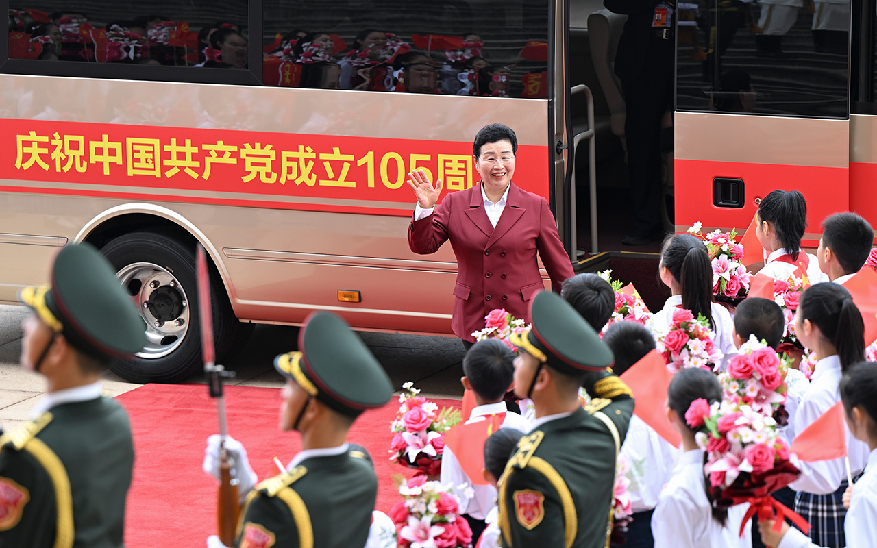 2026年7月1日，“七一勋章”获得者吴亚琴抵达人民大会堂。