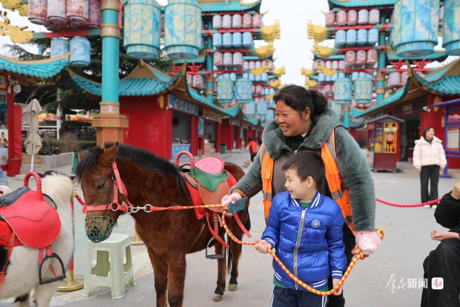 2月4日,中华郡景区内,孩子体验娱乐项目。