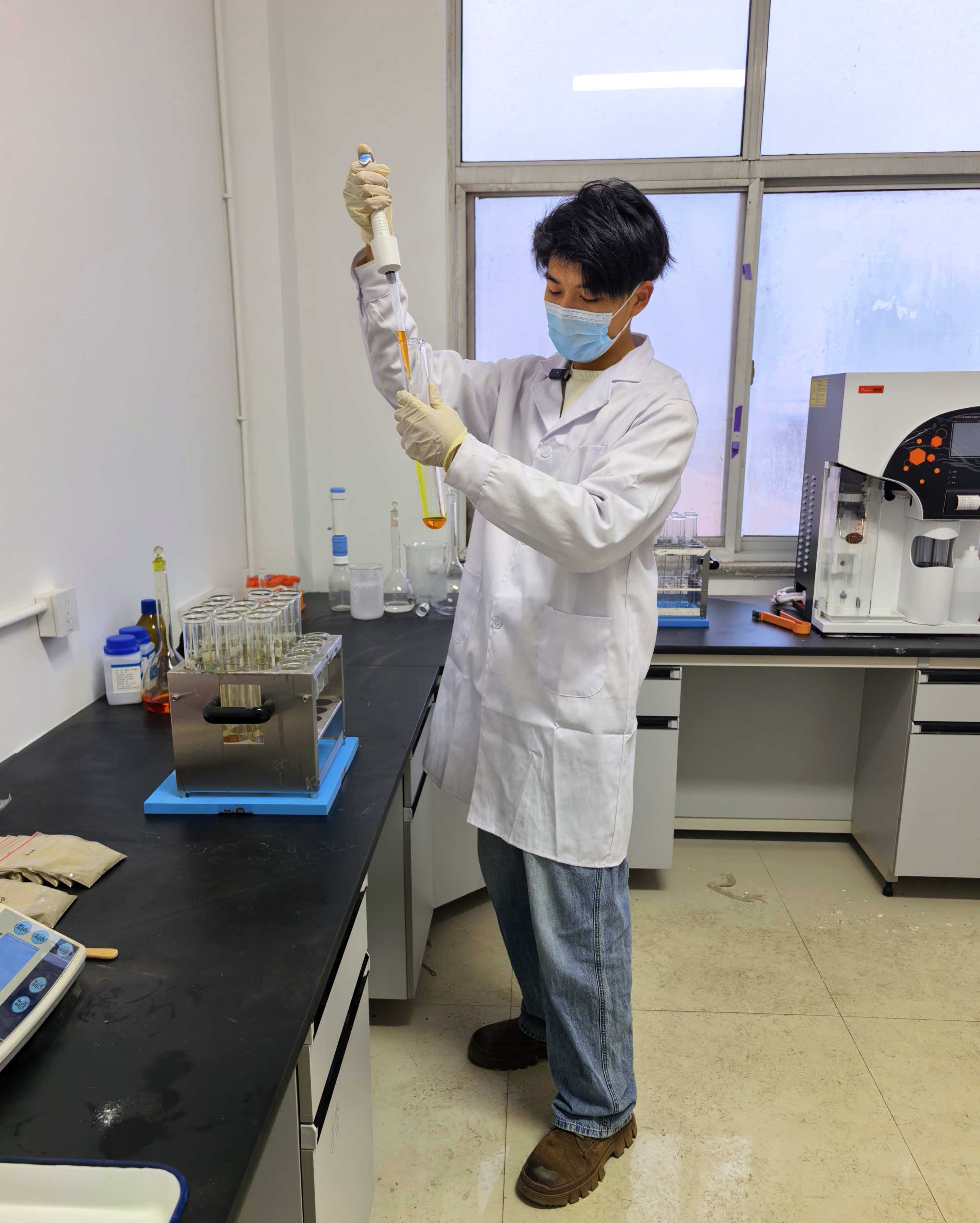 中国农业大学“白寨科技小院”研究生李康宁在实验室测量甜叶菊成分含量。农民日报全媒体记者 李杰 摄