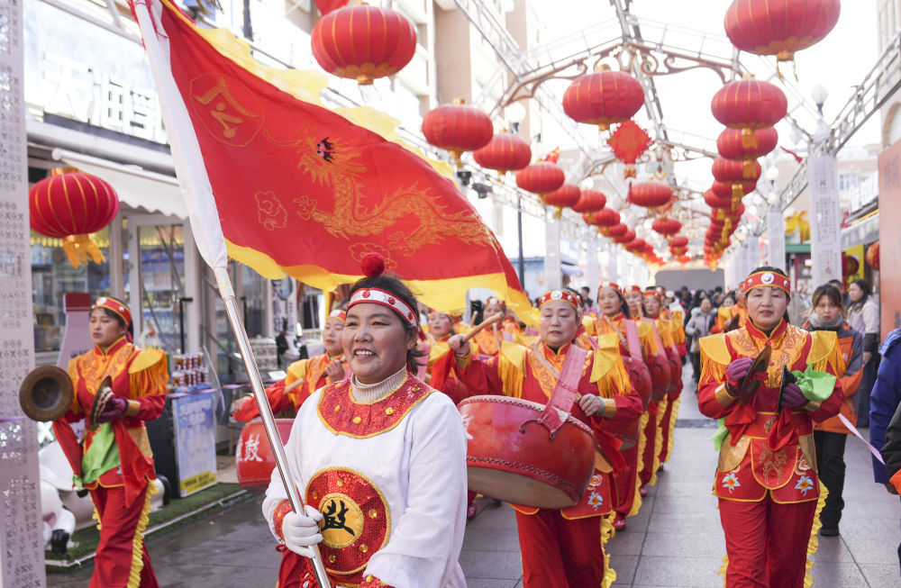 在乌鲁木齐大巴扎步行街，人们在参加社火表演（2月20日摄）。新华社发（李嘉华 摄）