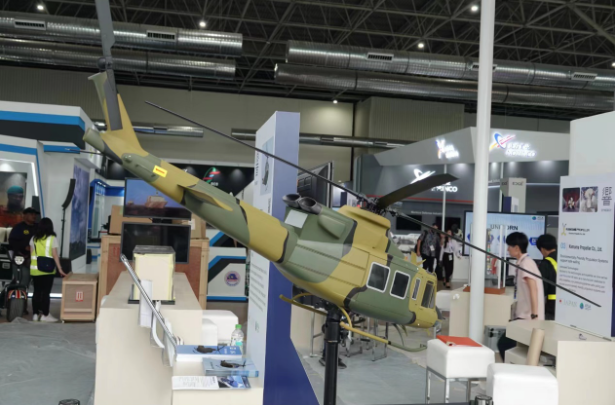 日本在国际防务展上展示的UH-2通用运输直升机模型。