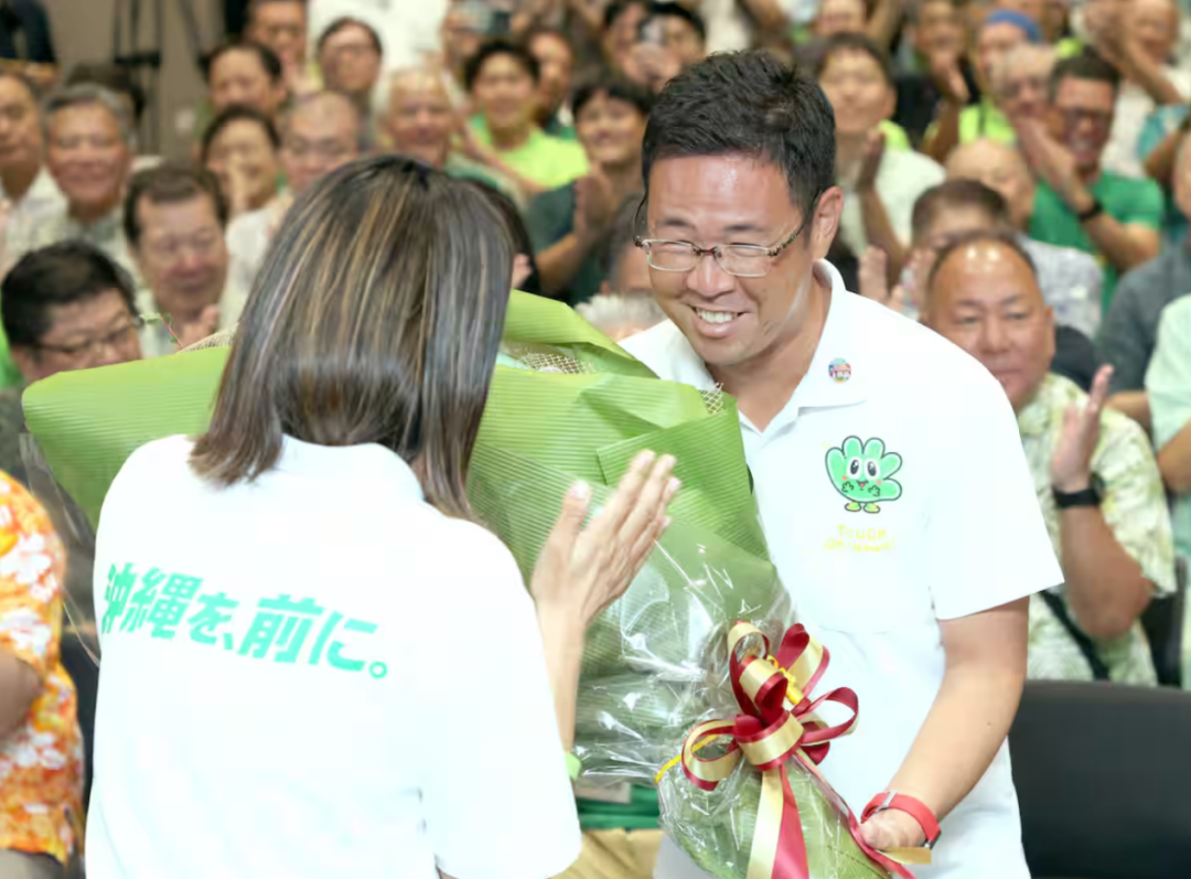 ◆ 9月13日,冲绳那霸,赢得冲绳县知事选举的胜利后,古谢玄太接受妻子的献花。(图源:日本《产经新闻》)