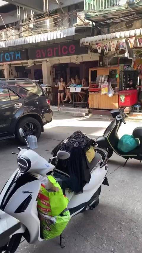 美国大兵在芭提雅玩嗨配资资讯之家配资资讯之家，都把女人裙子套身上