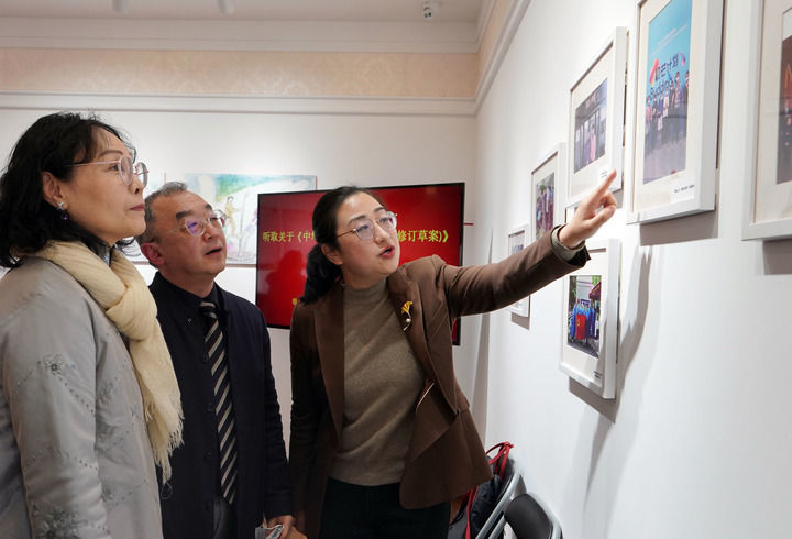 2023年2月7日,在上海虹桥街道古北市民中心召开的立法意见征询会后,全国人大代表盛弘(右一)和参会代表交流。新华社记者 刘颖 摄