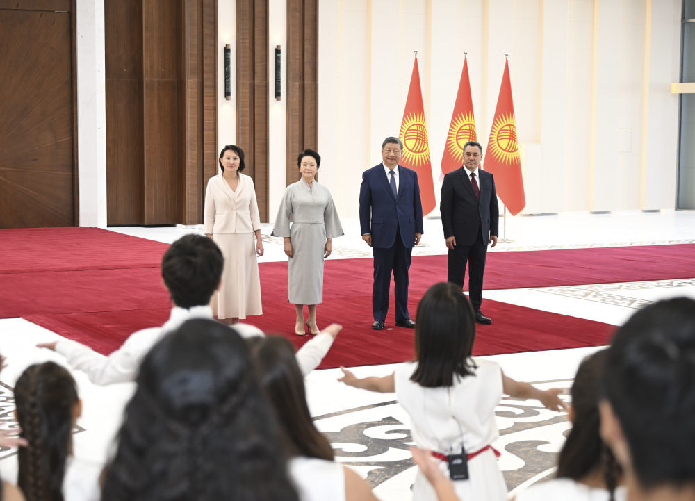当地时间8月30日下午,国家主席习近平乘专机抵达比什凯克,应吉尔吉斯斯坦总统扎帕罗夫邀请,出席2026年上海合作组织峰会并对吉尔吉斯斯坦进行国事访问。习近平和夫人彭丽媛抵达比什凯克玛纳斯国际机场时,扎帕罗夫总统夫妇热情迎接。这是两国元首夫妇共同欣赏当地青少年演唱中国歌曲。新华社记者 燕雁 摄