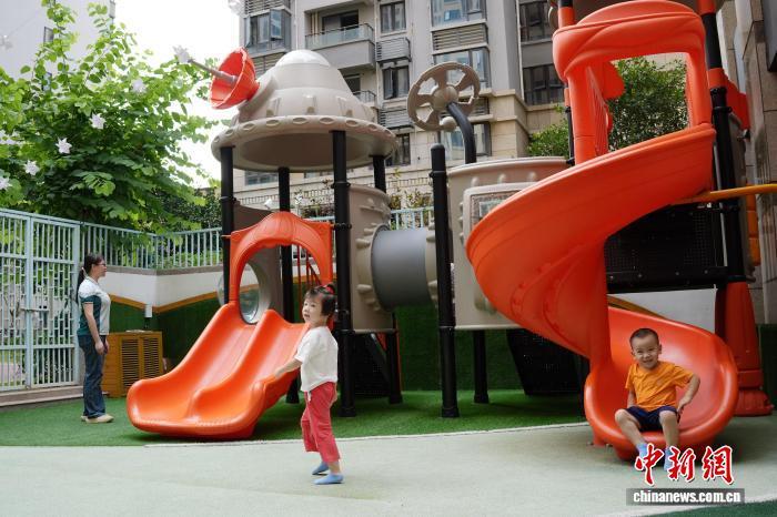 8月18日，孩子们在福建泉州丰泽国投集团博博宝贝托育中心的户外滑梯上玩耍。中新网记者 陈小愿 摄