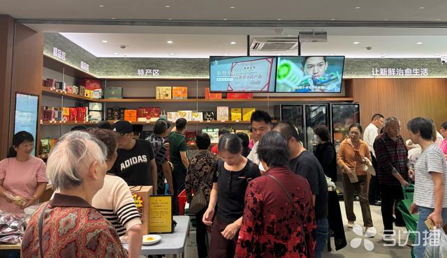 店内各个销售区品类丰富。