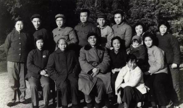 1970年春节在上海湖南路招待所。后排左起：李敏、贺雄（即霍小青）、贺麓成、陈天亮、贺春生、叶启光、贺海峰、周剑霞，中排左起：卢虹、贺子珍、贺敏学、李立英、陈莉、贺小平