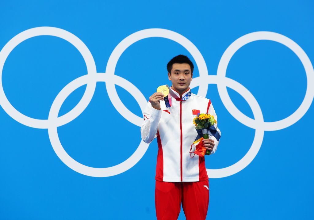 2021年8月7日,中国选手曹缘在东京奥运会颁奖仪式上。