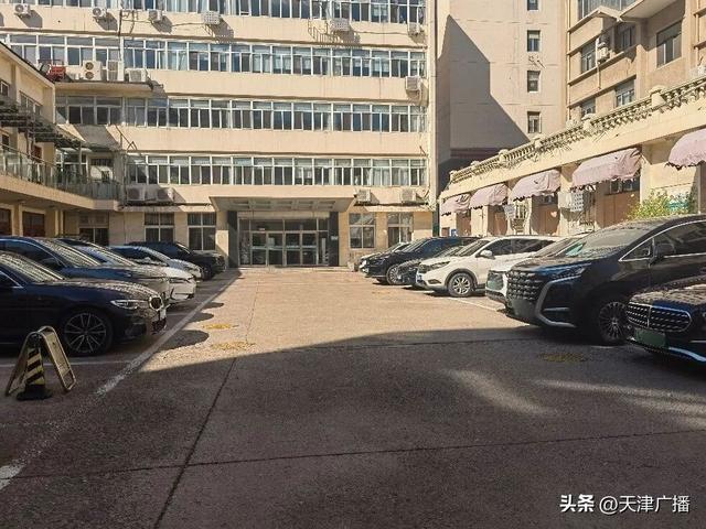 和平区卫健委院内停车场基本停满,外地车辆占一多半