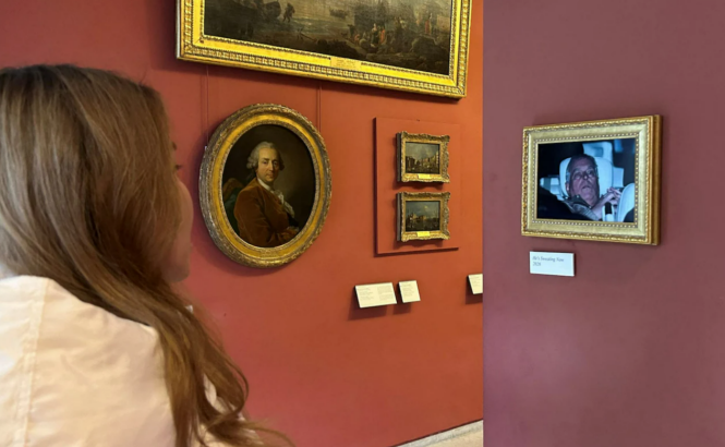 当地时间2月22日,“安德鲁被捕后获释坐在车上”照片在法国卢浮宫“短暂展出”。图源:英媒