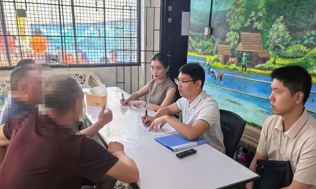 大使馆工作人员探视被捕中国工人