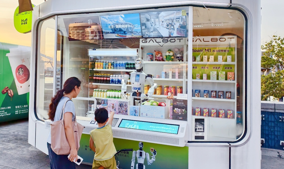 2026年7月14日,上海浦东世博园区,AI机器人零售店吸引市民游客进行人机互动购物体验。(图片来源:视觉中国)