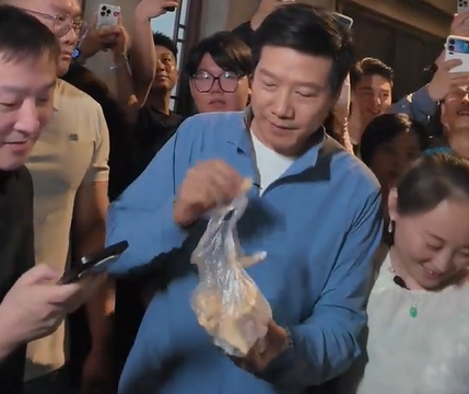 雷军现身盐城给粉丝发麦芽糖:边吃边发太接地气