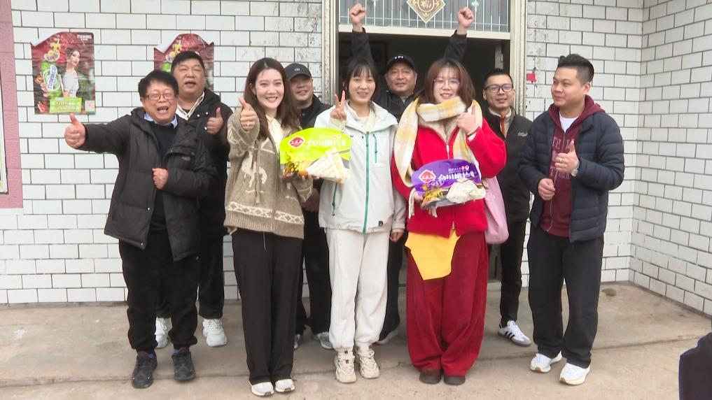 台湾同胞在“呆呆”家门前与“呆呆”合影。新华社发