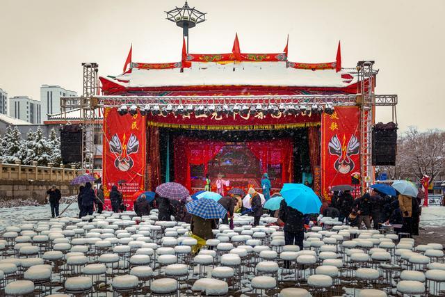 图为刘云锋纪录类作品《雪落戏台人未散》