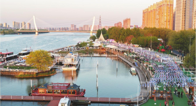 “东北超”沈阳赛区“第二现场”首批22个城市观赛站之一浑河外滩滨水市集。新华网发 杨靖岫 摄