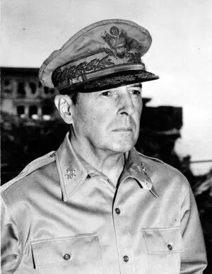 道格拉斯・麦克阿瑟(Douglas MacArthur,1880—1964),美国陆军五星上将,1945年被杜鲁门总统任命为盟军最高统帅(SCAP),主持日本受降与战后占领。奉杜鲁门总统之命,麦克阿瑟于1946年1月设立远东国际军事法庭,史称“东京审判庭”。