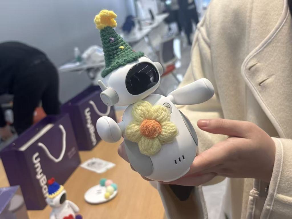 2025年12月17日，上海普陀区普熙金融广场，“康复辅助器具社区租赁服务”媒体开放日活动举行。图为智能陪伴型机器人。 澎湃新闻记者 邹佳雯 图