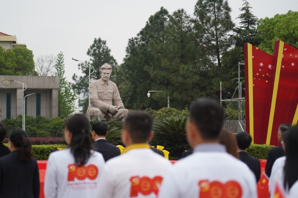 2021年4月2日,清明节前夕,人们在江西省南昌市东湖区方志敏广场参加纪念活动。新华社记者 周密 摄