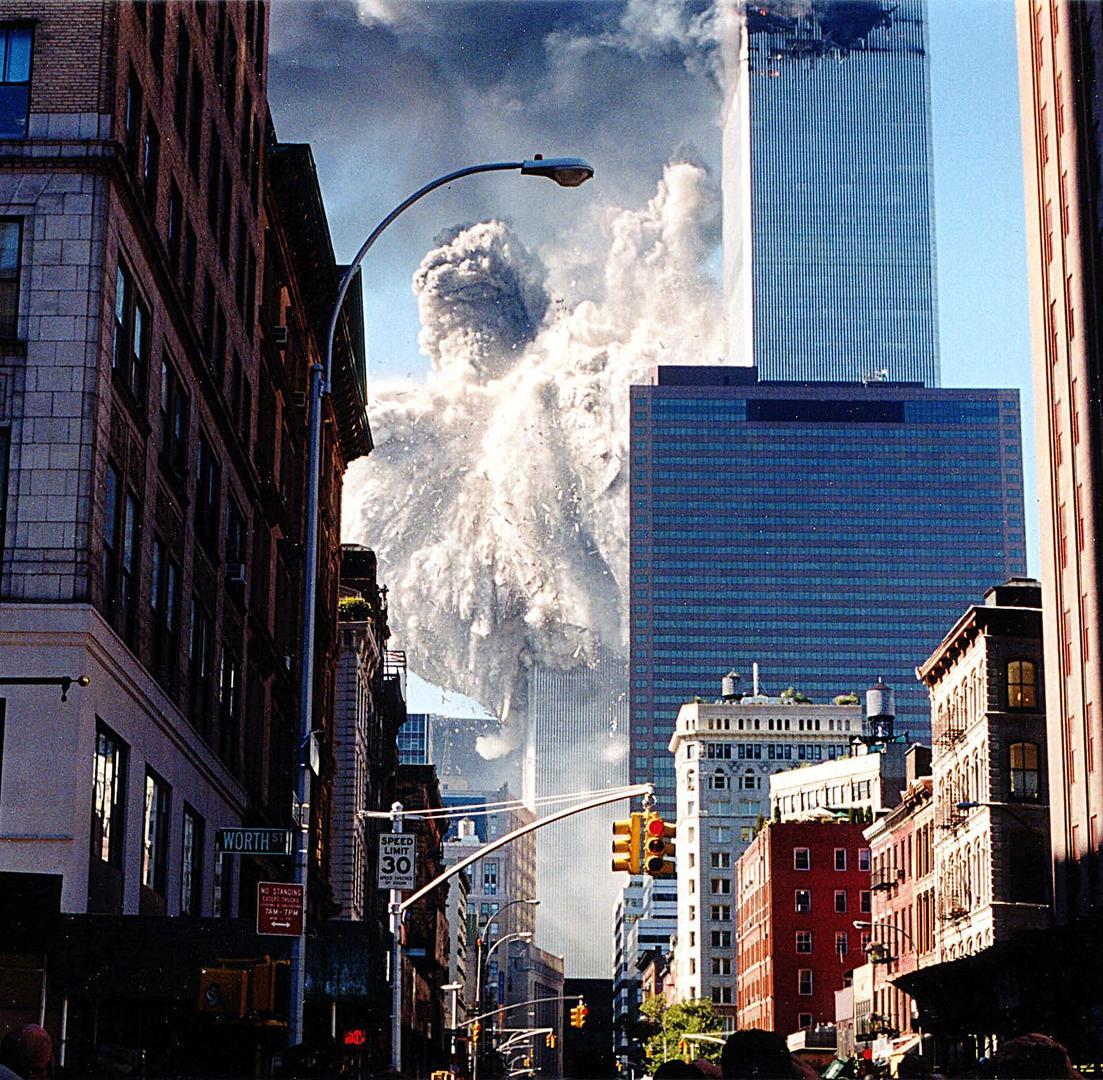 ▲当地时间2001年9月11日,美国纽约世界贸易中心南塔倒塌 图据视觉中国