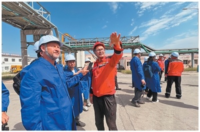 中吉两国记者联合采访中企投资建设的中大中国石油公司吉方工作人员。本报记者 屈 佩摄