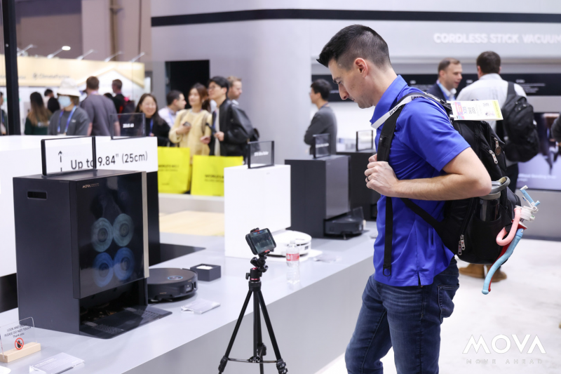 在CES现场,我看见一台MOVA扫地机飞上了“二楼”-家电圈官网