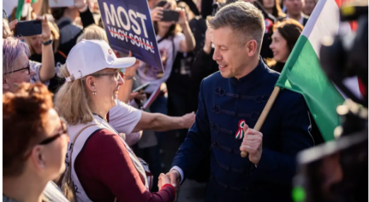 毛焦尔与支持者交流。