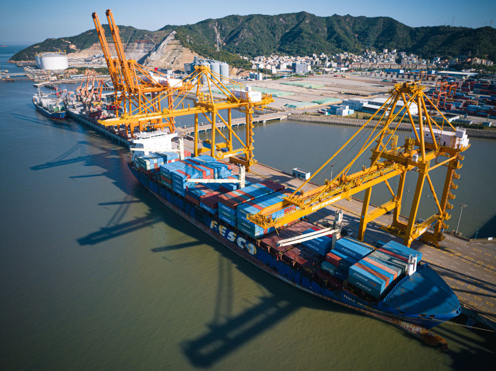 货轮停靠在温州港状元岙集装箱码头卸载集装箱(无人机照片,2023年11月22日摄)。新华社记者 江汉 摄