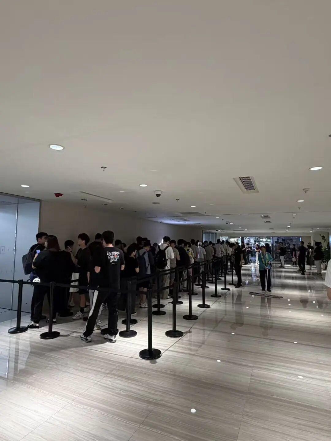 消费者排队购买新机