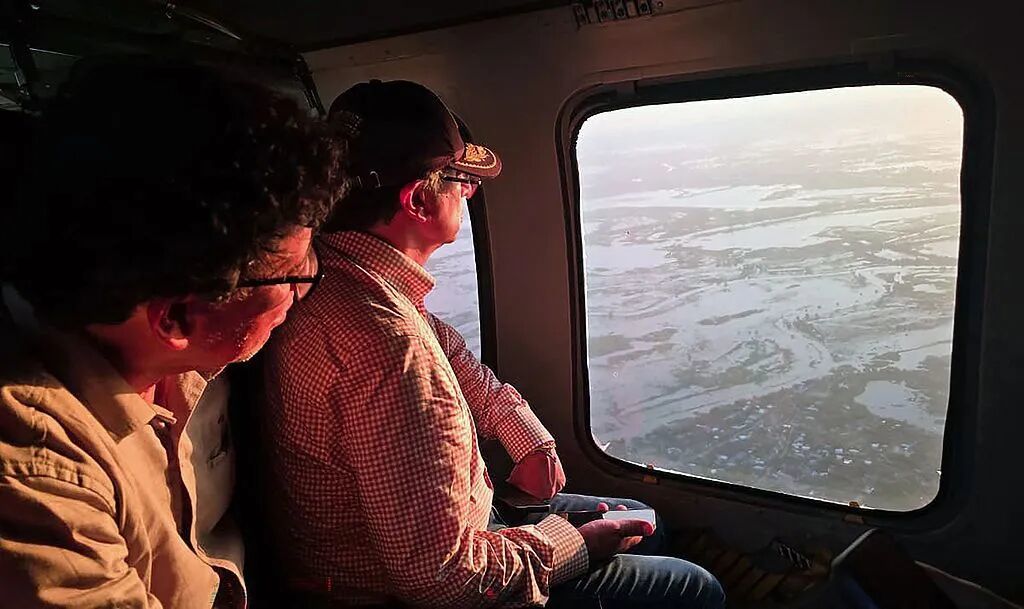 当地时间2026年2月10日,哥伦比亚科尔多瓦省,佩特罗(右)在乘飞机视察期间查看被洪水淹没的区域。图/视觉中国