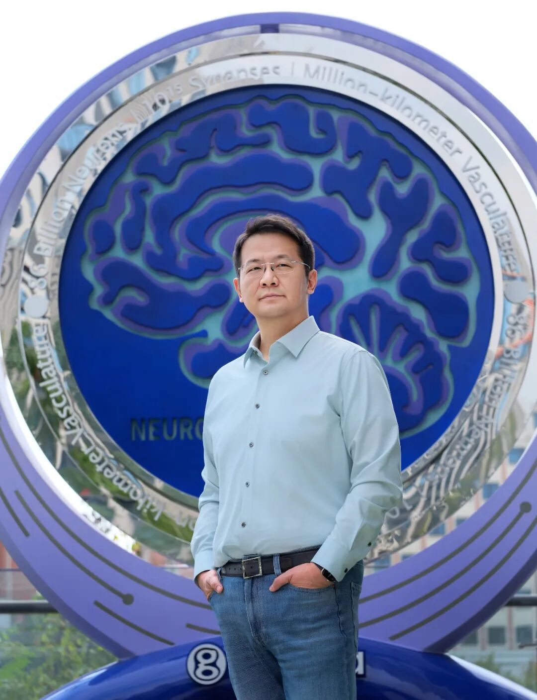 彭雷站在格式塔公司的硬币雕塑前
