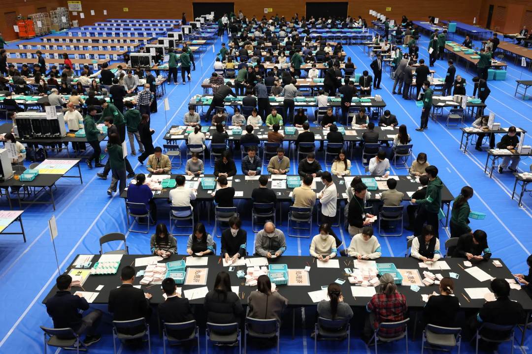 2日,东京,工作人员进行众议院选举的计票工作。(来源:《纽约时报》)