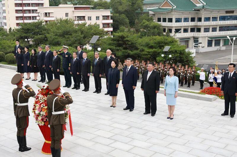 △2026年6月9日,习近平总书记和夫人彭丽媛参谒中朝友谊塔。