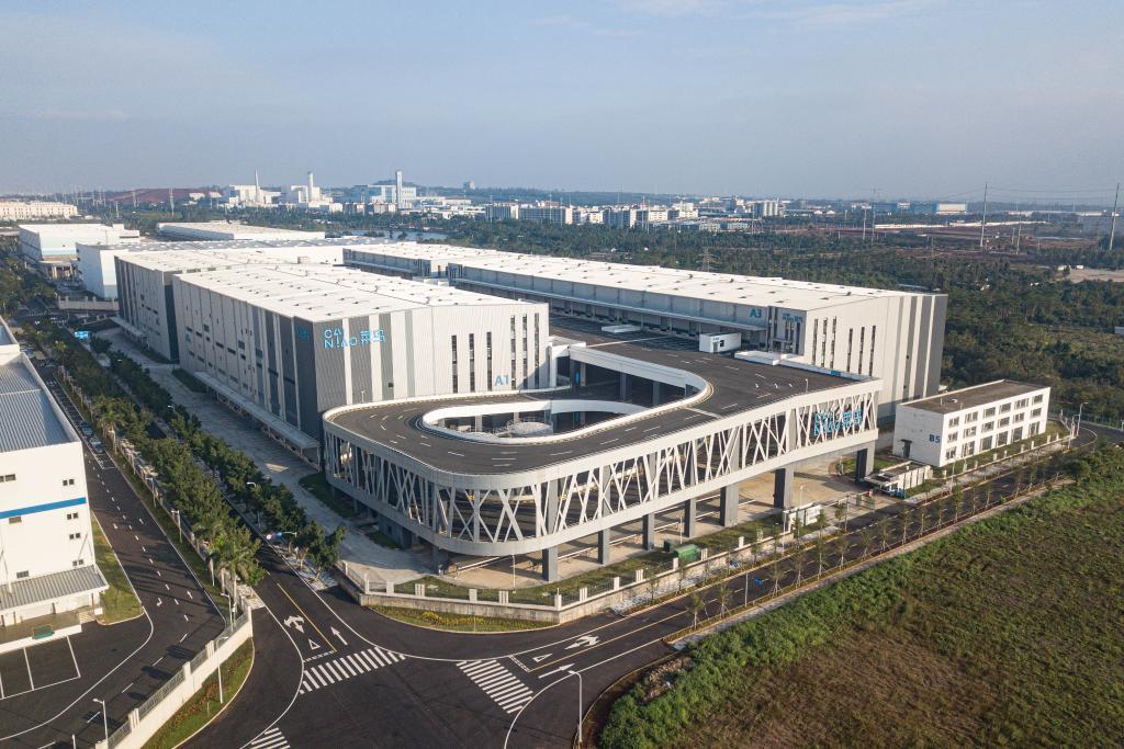 在海南自贸港重点园区——海口综合保税区拍摄的菜鸟全球供应链海口智慧物流中心（无人机照片，2025年11月23日摄）。新华社记者蒲晓旭 摄
