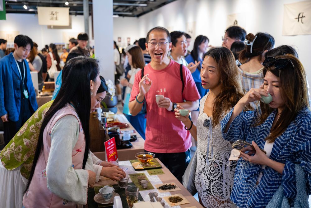 5月1日,人们在“妈阁慢活节”亚洲茶文化市集选购商品。新华社发(张金加摄)
