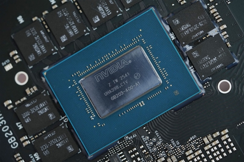 满血塞进RTX 5080与锐龙9 9950X3D!七彩虹iGame LAB Vulcan Armor火神战甲定制主机评测:地表最强ITX主机